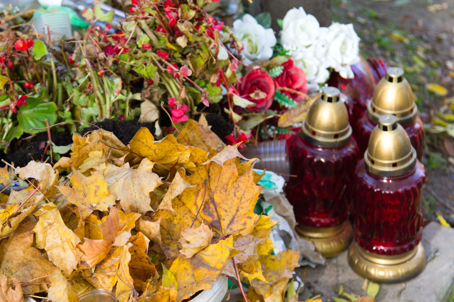 Dušičky sú najmä o spomienkach, nie o množstve sviečok a ozdôb na hroboch