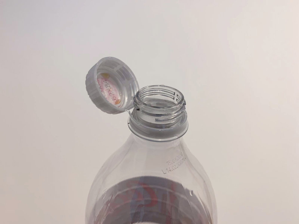 Viečka z fliaš od nápojov už len tak ľahko neodstránite