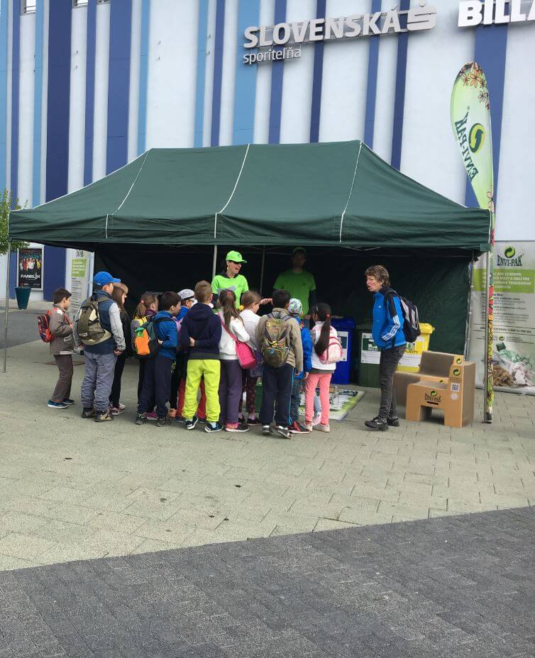 Deti triedili odpad ako o život