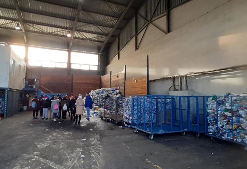 S víťazmi súťaže o recyklokoše navštívil ENVI - PAK triediacu linku