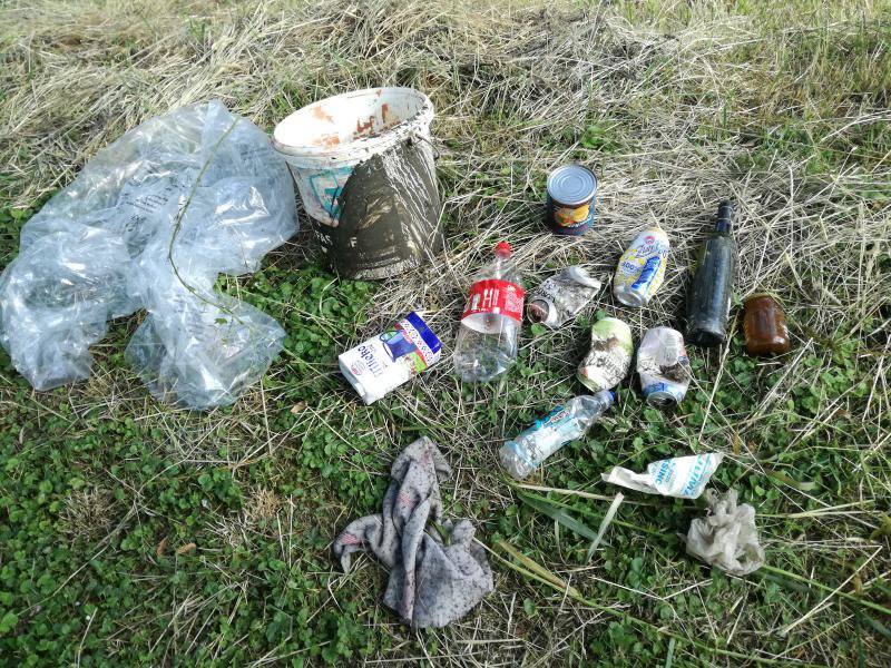 V prírode sa povaľujú plechovky, cigaretový odpad aj rôzne plasty